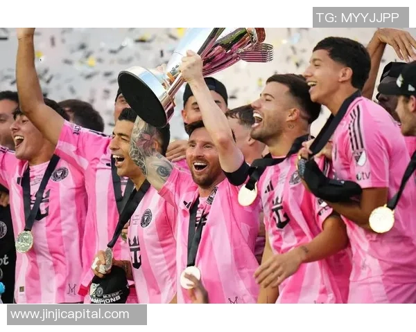 足球明星拿奖杯跳舞图片